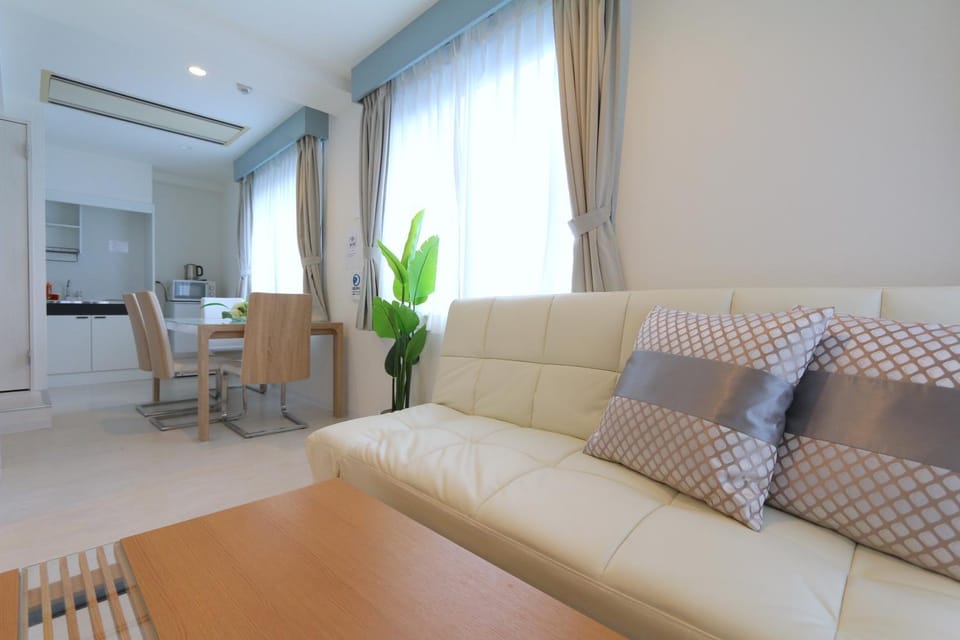 Kitchen or kitchenette, Living room, Seating area, Dining area