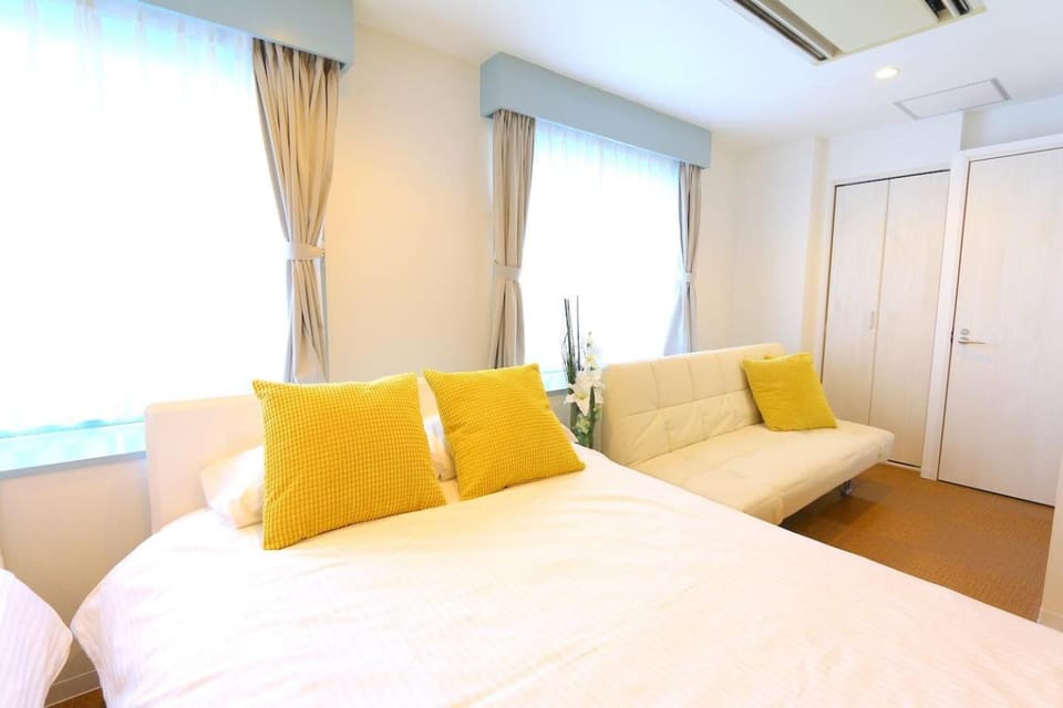 Bed, Living room, Photo of the whole room, Seating area, Bedroom, wardrobe