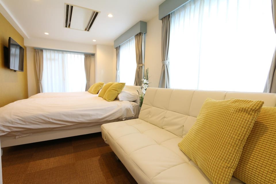 Bed, TV and multimedia, Living room, Photo of the whole room, Seating area, Bedroom