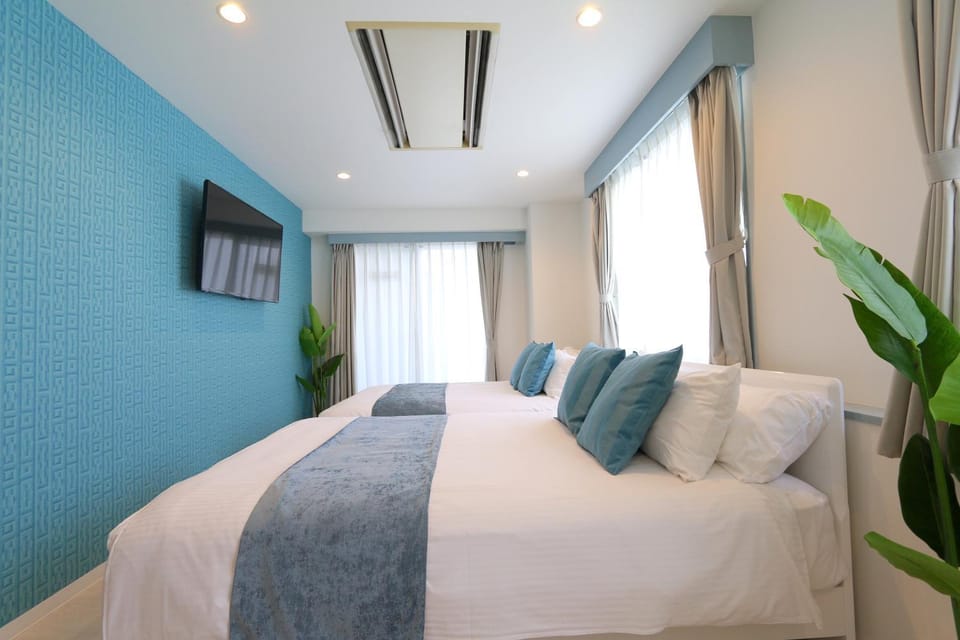 Bed, TV and multimedia, Photo of the whole room, Bedroom