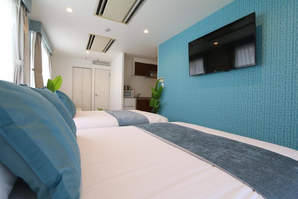 Bed, TV and multimedia, Living room, Photo of the whole room, Seating area, Bedroom, air conditioner