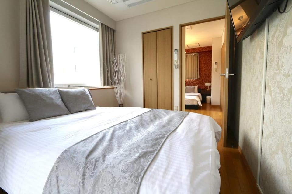 Bed, TV and multimedia, Photo of the whole room, Bedroom, wardrobe