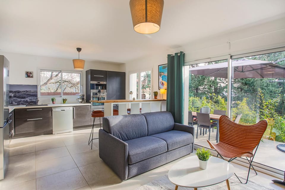 Kitchen or kitchenette, Living room, Seating area, Dining area, minibar, pet friendly