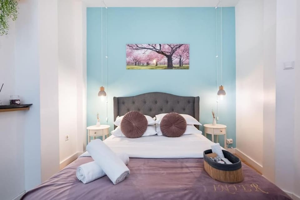 Bed, Bedroom, towels