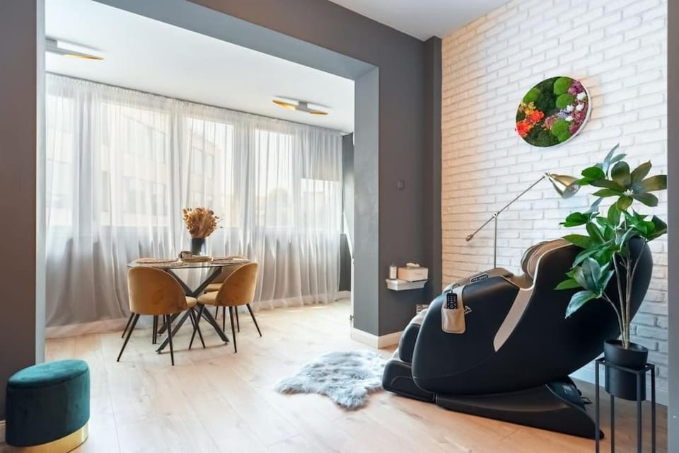 Massage, Living room, Dinner