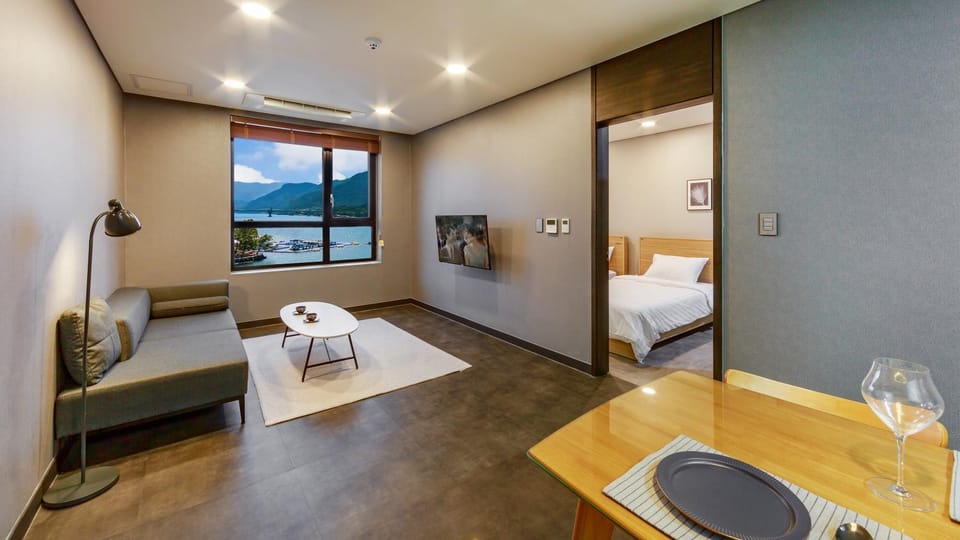 Living room, Photo of the whole room, Dining area, Lake view