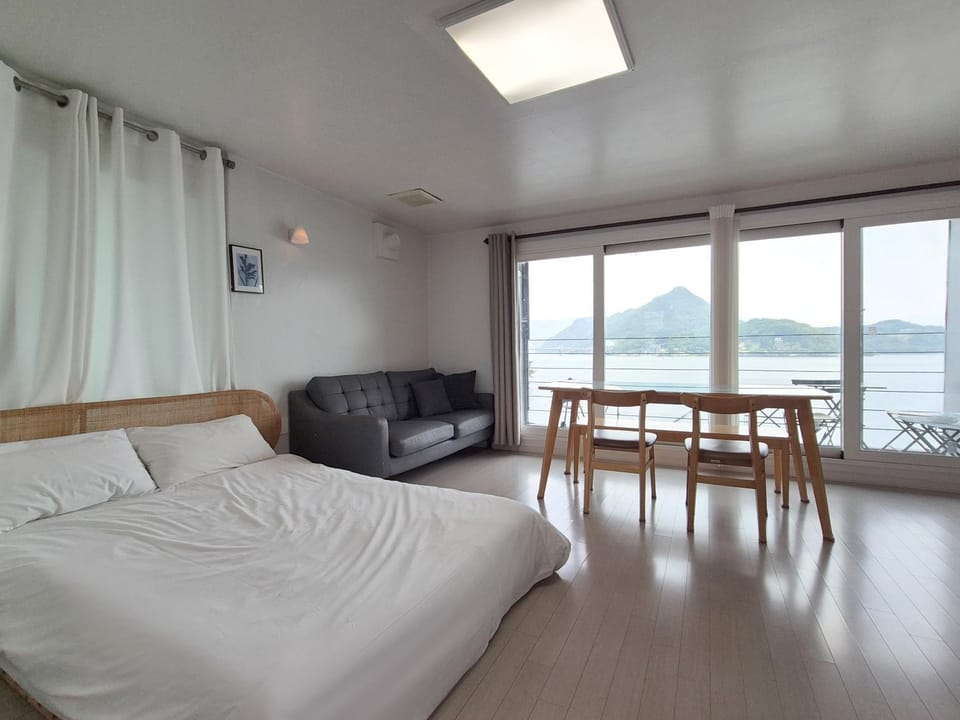 View (from property/room), Balcony/Terrace, Bedroom, Lake view