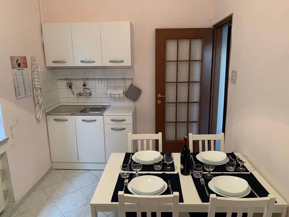 Kitchen or kitchenette, Dining area