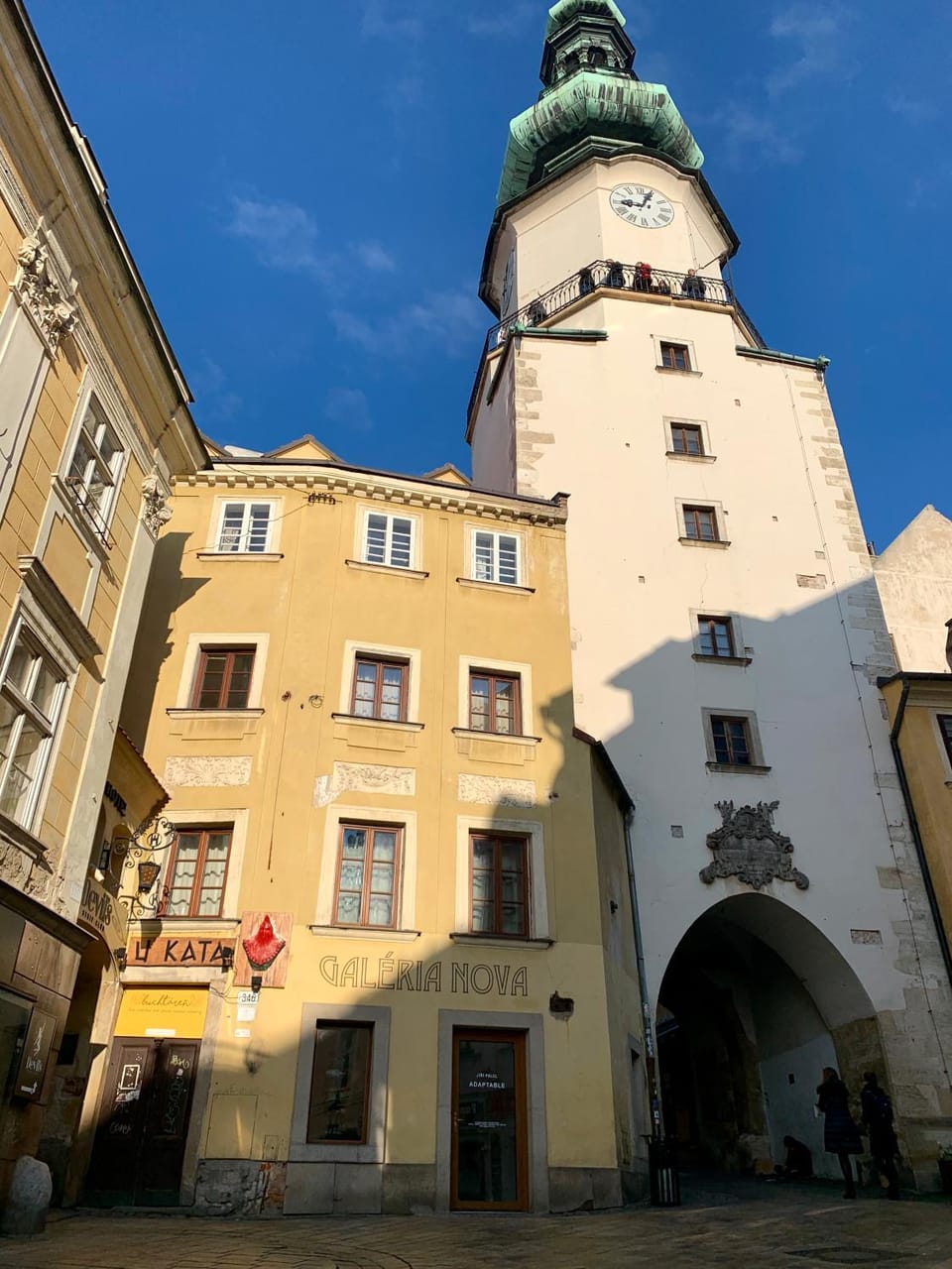 Nearby landmark, Facade/entrance