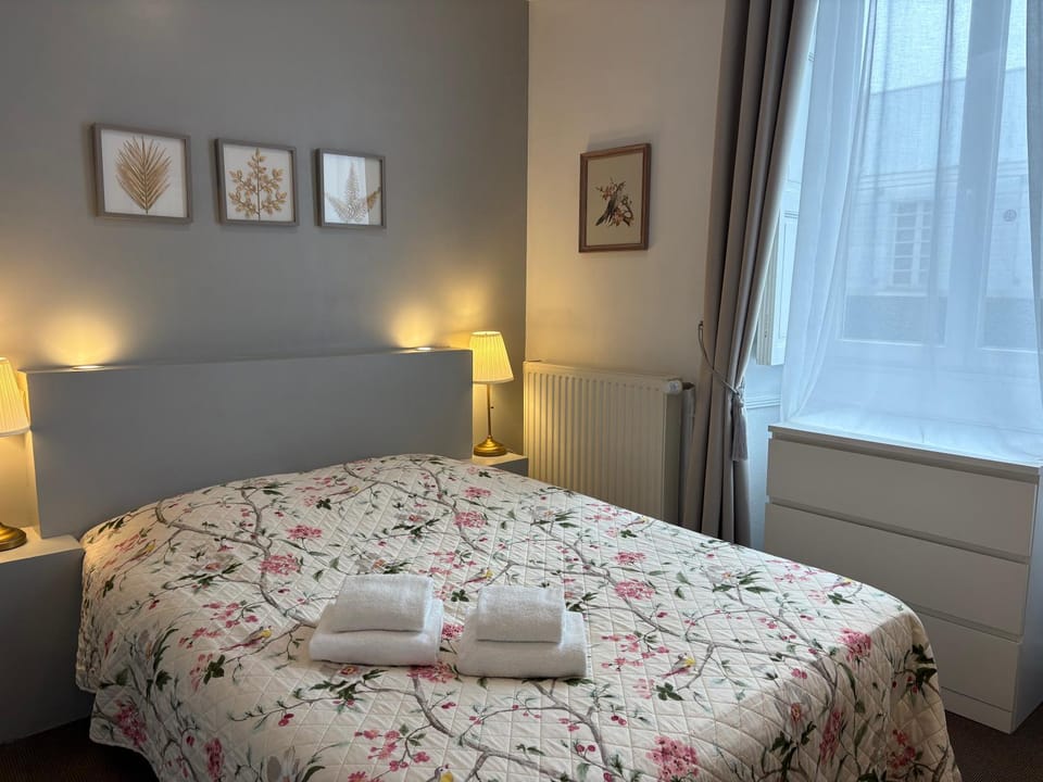 Bed, Bedroom, towels