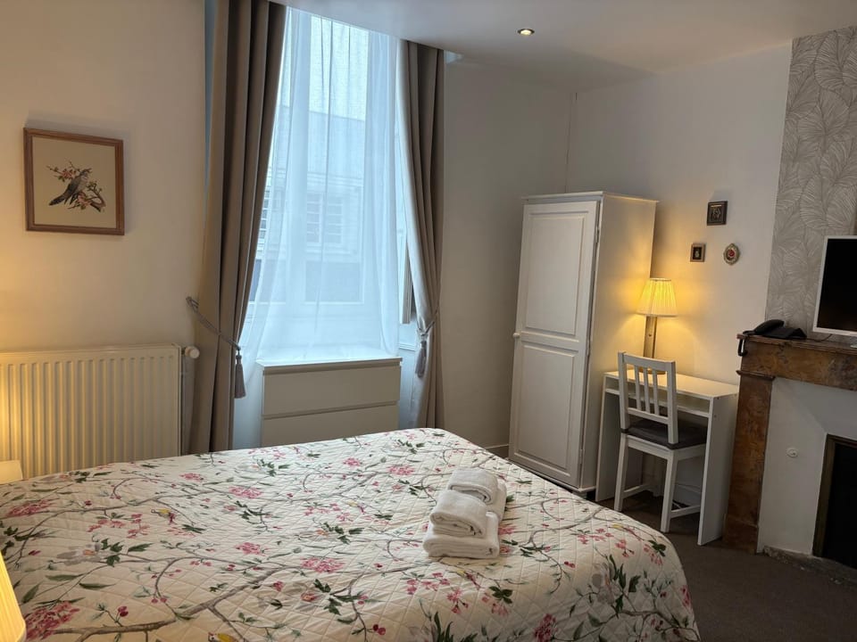 Bed, TV and multimedia, Bedroom, wardrobe