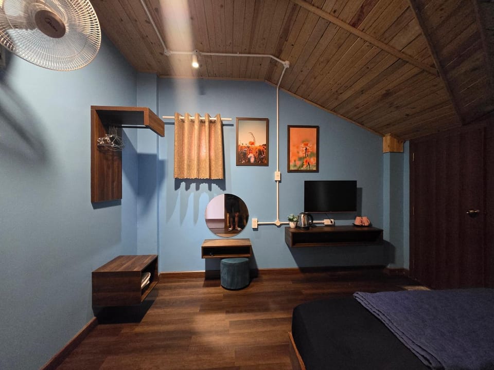 Bed, TV and multimedia, Photo of the whole room, Bedroom
