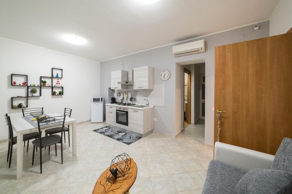 Kitchen or kitchenette, Living room, Seating area, minibar, pet friendly, air conditioner