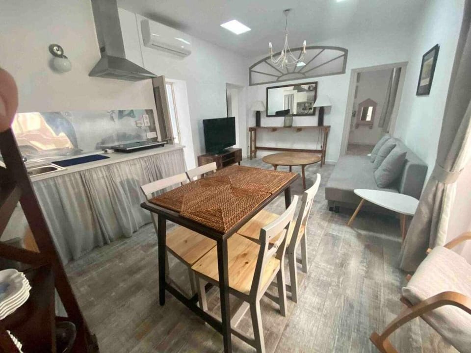 TV and multimedia, Seating area, Dining area, air conditioner