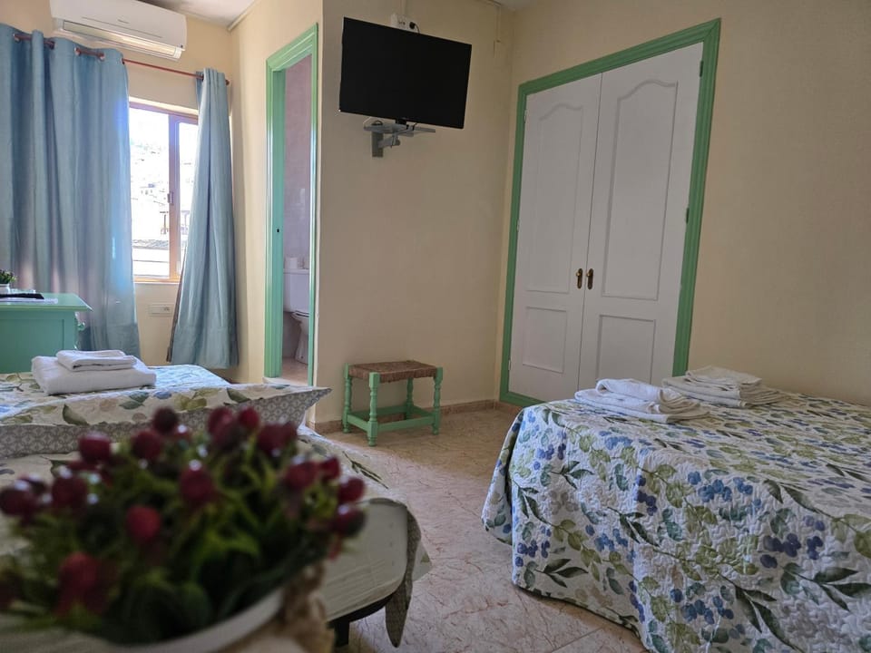 Bed, TV and multimedia, Photo of the whole room, Bedroom