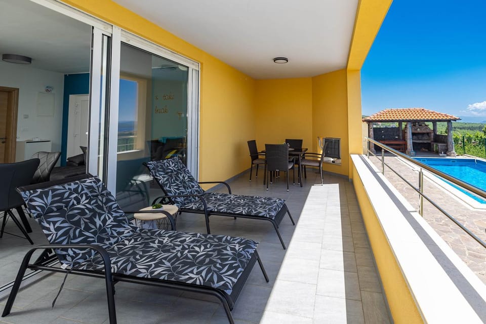 Balcony/Terrace, Pool view, Swimming pool, sunbed