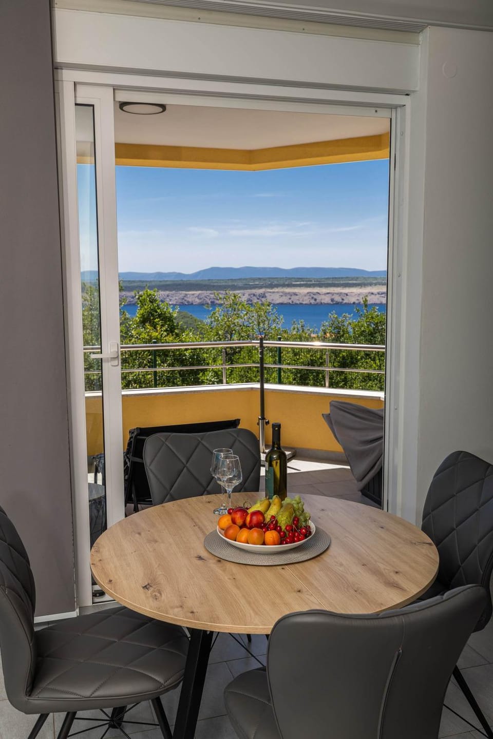 Natural landscape, View (from property/room), Balcony/Terrace, Food and drinks, Dining area, Sea view