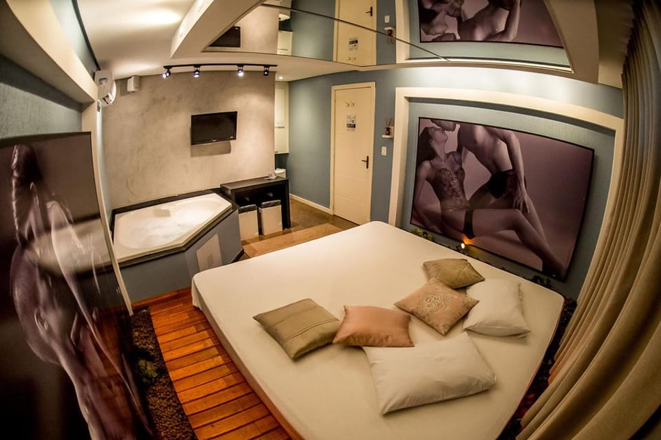 Bed, TV and multimedia, Photo of the whole room, Bedroom