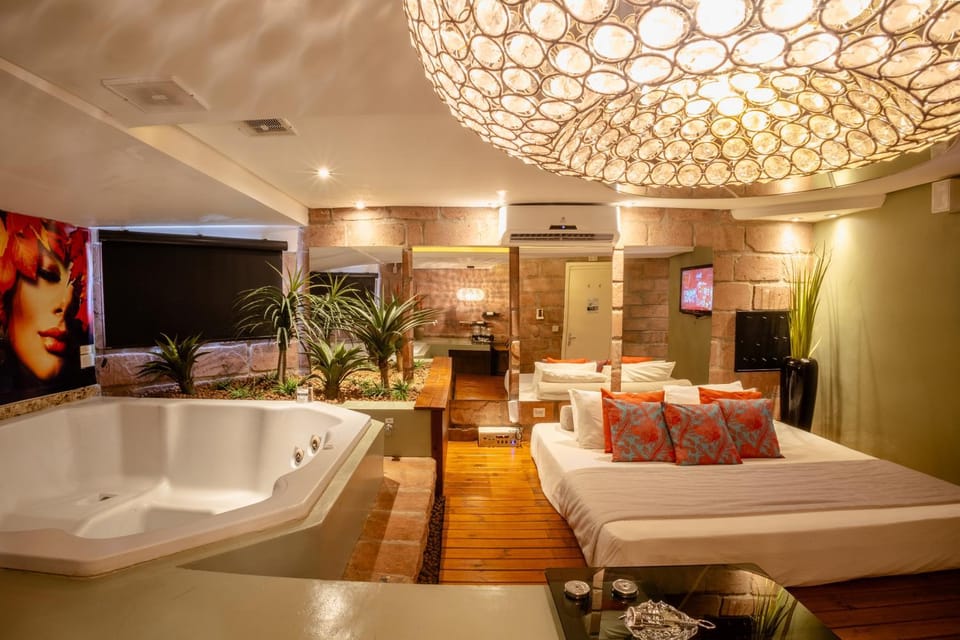 Bed, Hot Tub, Bathroom, TV and multimedia, Photo of the whole room, Bath, room service, air conditioner