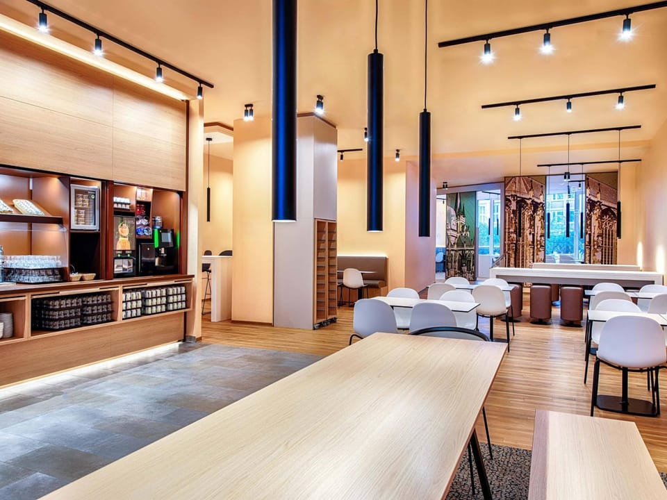 Photo of the whole room, Breakfast