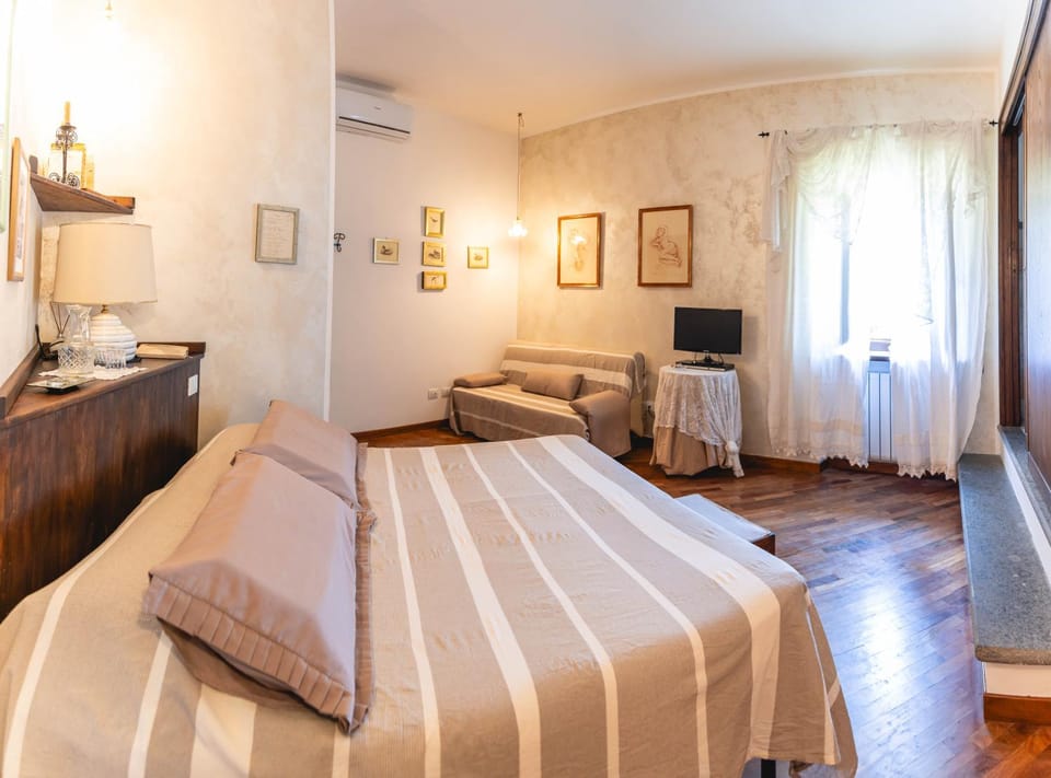 Bed, Living room, Bedroom, air conditioner