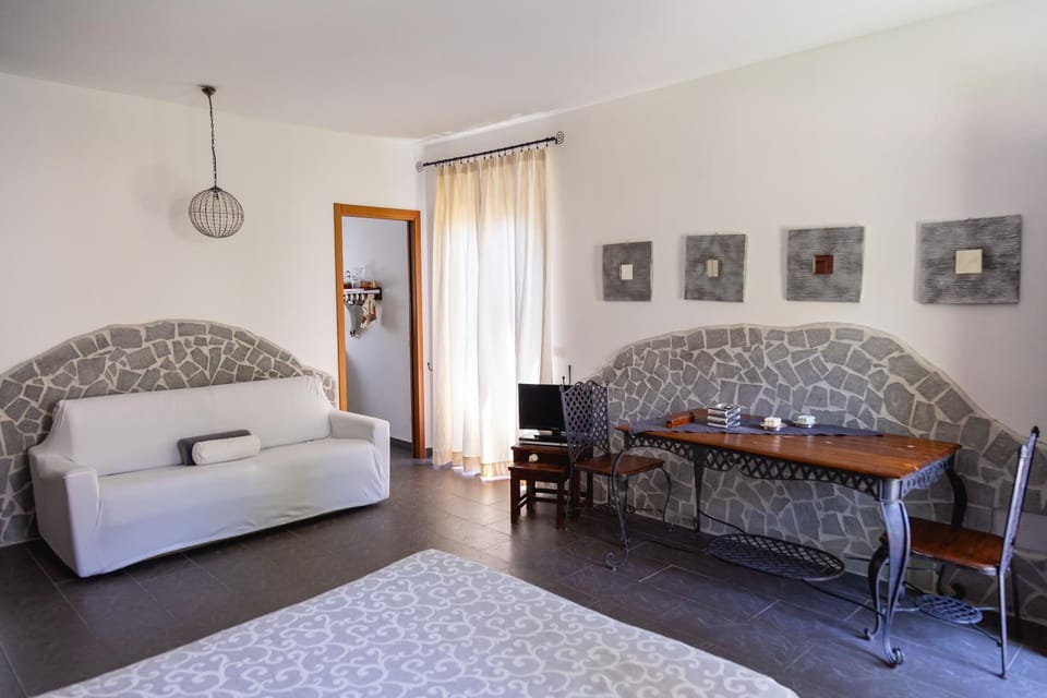 Bed, Living room, Photo of the whole room, Seating area, Dining area, Bedroom