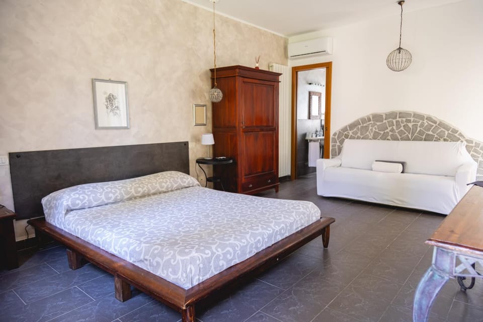 Bed, Living room, Photo of the whole room, Bedroom, wardrobe