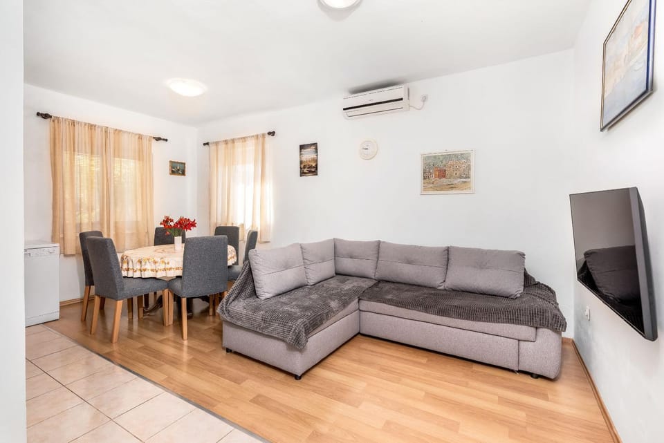 TV and multimedia, Living room, Dining area