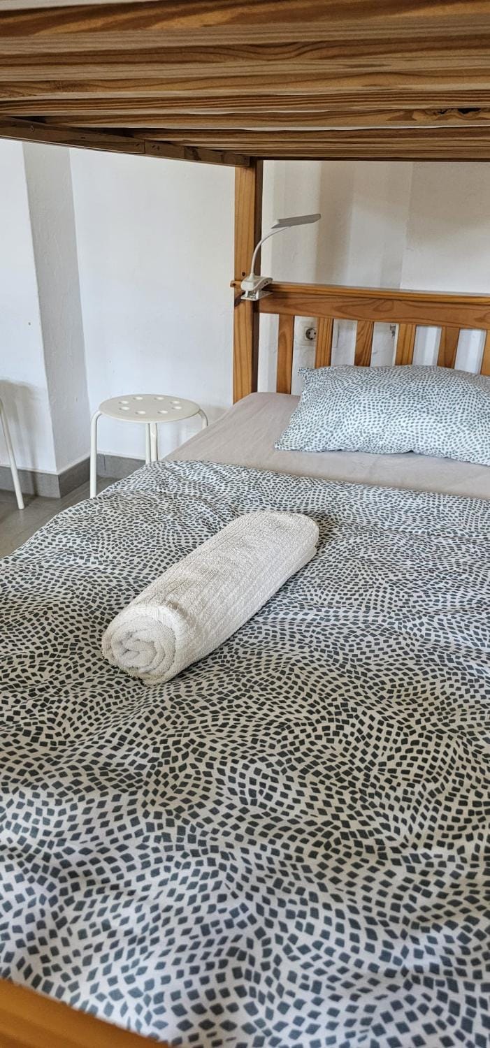Bed, Bedroom, towels