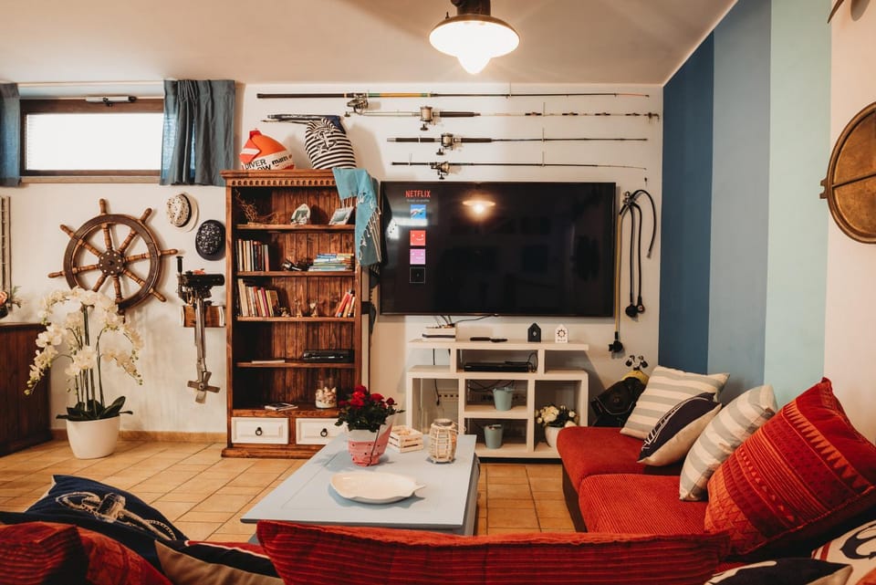 TV and multimedia, Living room, Seating area, Evening entertainment