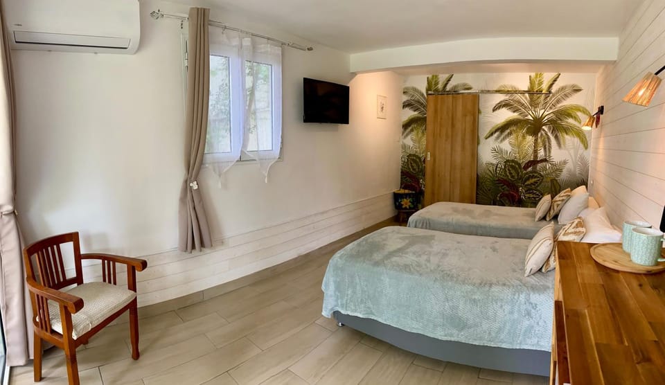 Photo of the whole room, air conditioner