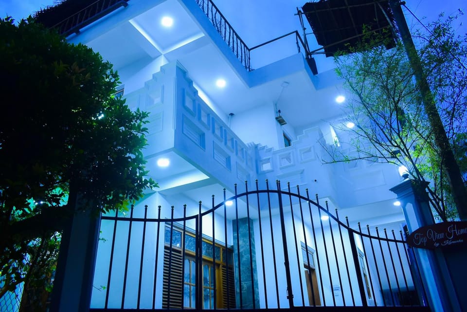Property building, Facade/entrance, Balcony/Terrace, Garden view, Landmark view