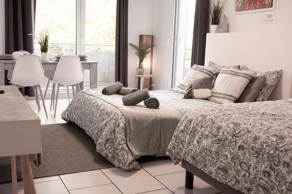 Bed, Living room, Photo of the whole room, Bedroom