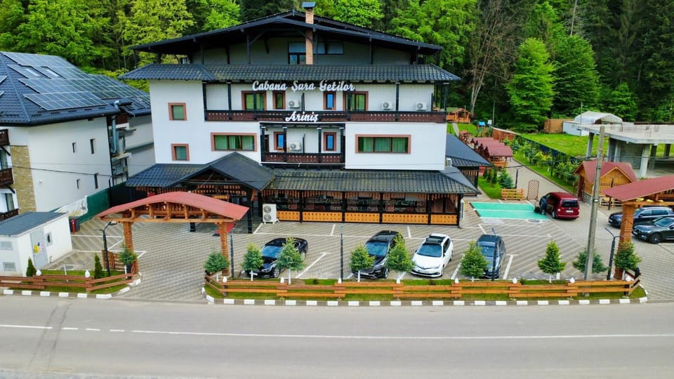 Property building, Spring, Day, Natural landscape, Garden, Garden view, Location, Parking