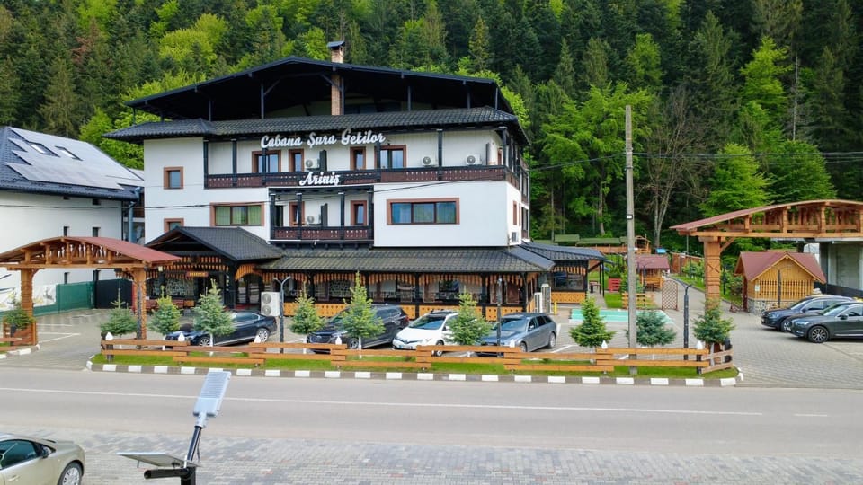 Property building, Spring, Day, Natural landscape, Location, Parking