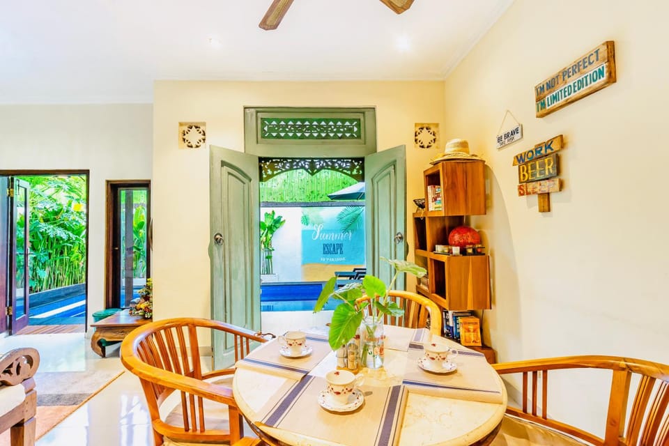 Dining area, Pool view
