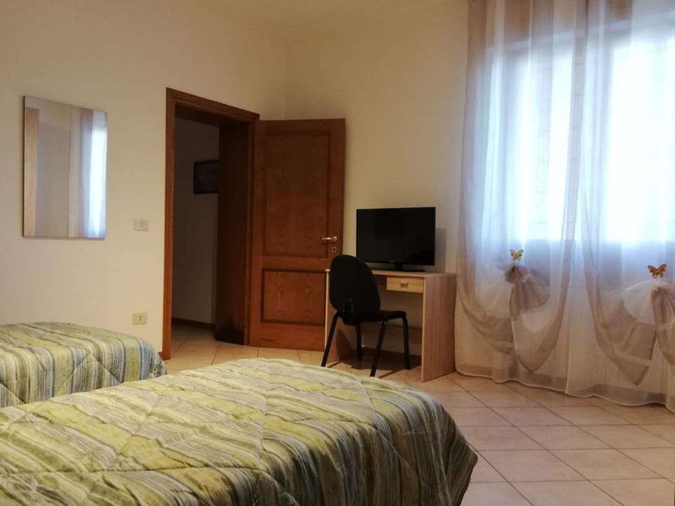 Bed, TV and multimedia, Bedroom
