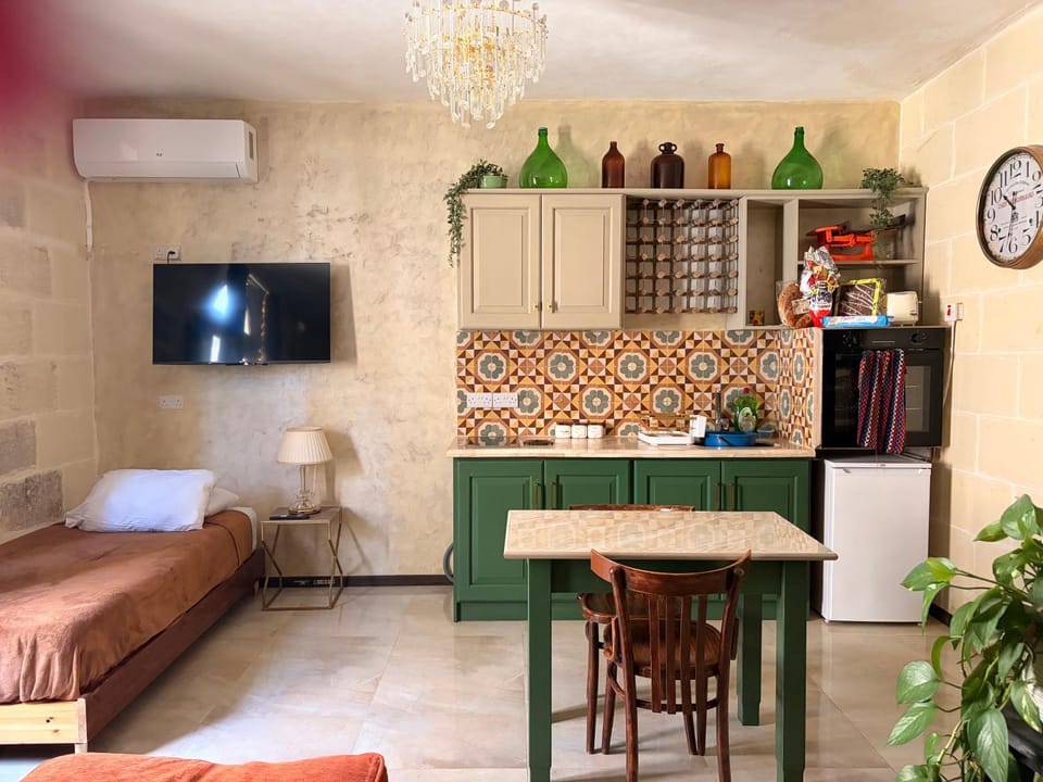 Bed, Kitchen or kitchenette, oven, air conditioner