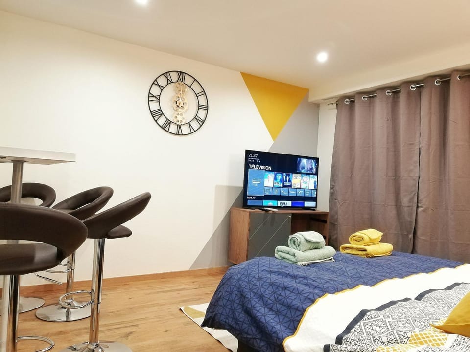Bed, TV and multimedia, Living room