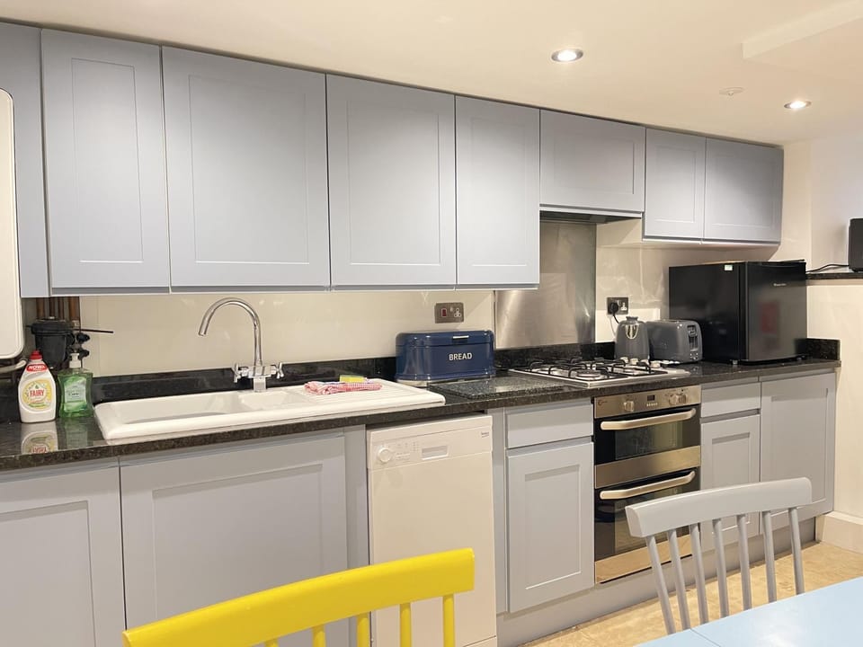 Property building, Coffee/tea facilities, Kitchen or kitchenette, Dining area, dishwasher, oven, stove, toaster