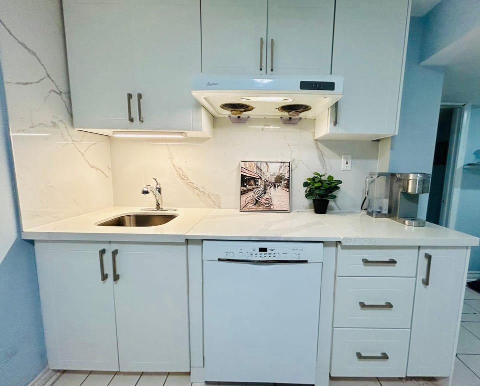 Cozy basement room-Private Bath - Near Subway line 1 - Toronto Bed and Breakfast in Vaughan