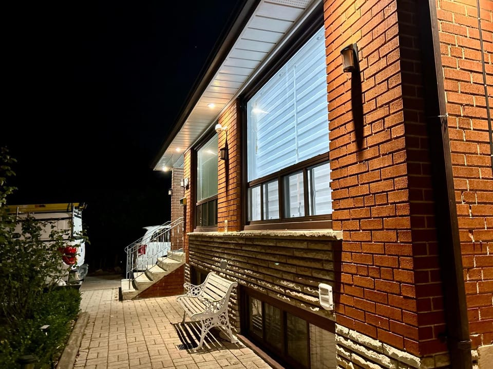 Cozy basement room-Private Bath - Near Subway line 1 - Toronto Bed and Breakfast in Vaughan