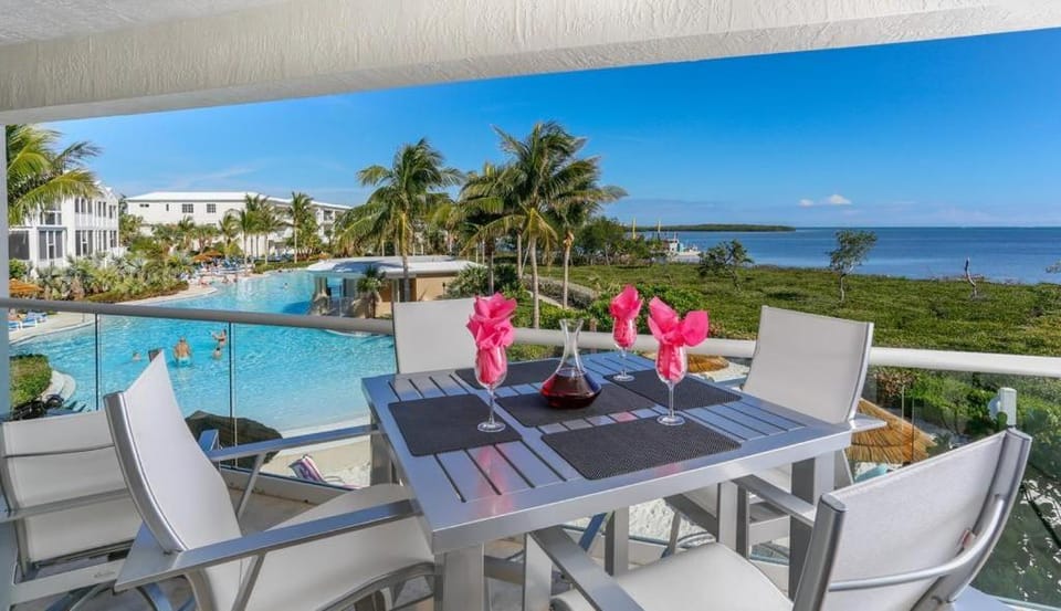 FULL TIME LIC Mgr - LUXURIOUS 3 BED 3 BATH OCEANFRONT SUITE - UPSCALE OCEANFRONT RESORT - INDOOR PICKLEBALL - SPEAKEASY! House in Key Largo