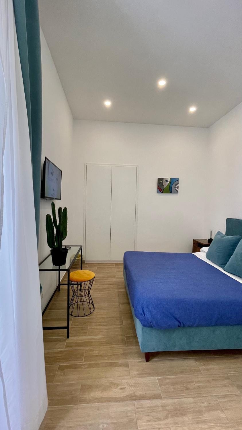 Bed, Decorative detail, Floor plan, Bedroom