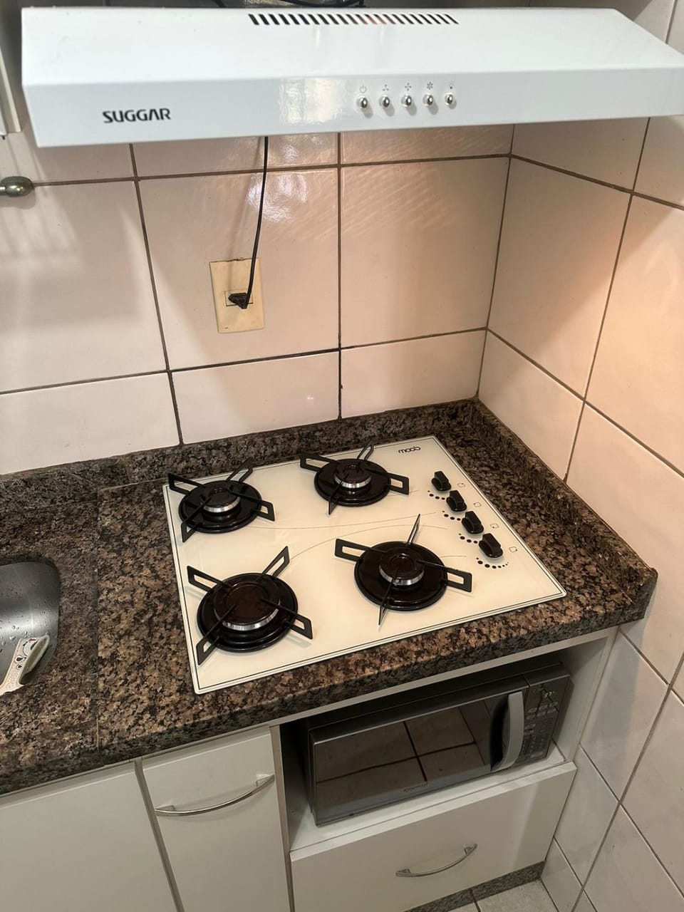 Kitchen or kitchenette, minibar, stove