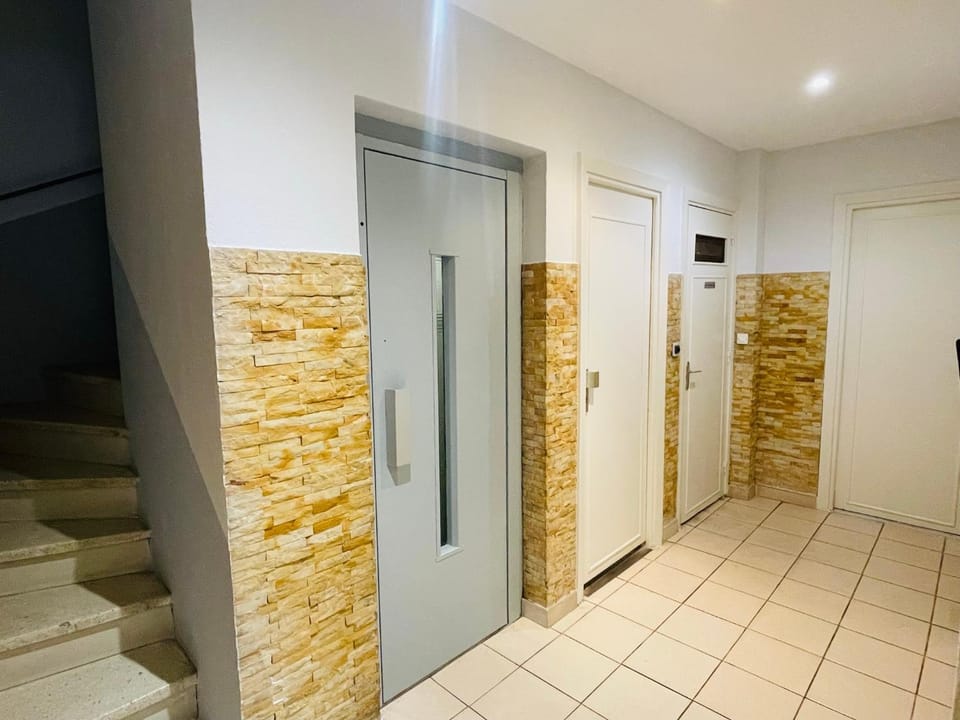 Facade/entrance, elevator