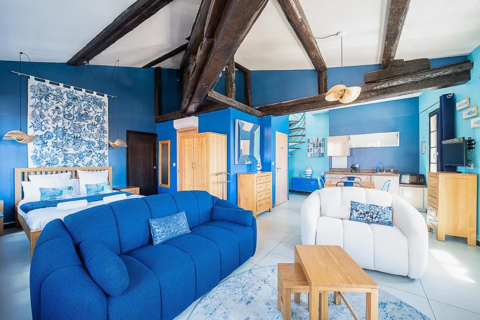 Communal lounge/ TV room, Bed, TV and multimedia, Kitchen or kitchenette, Living room, Photo of the whole room, Bedroom