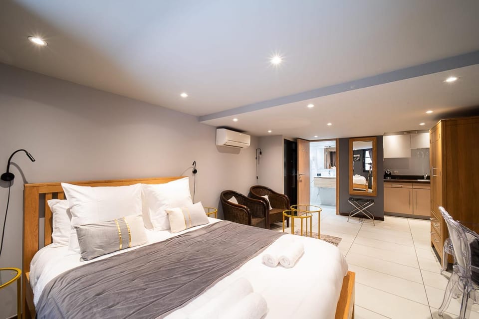 Bed, Living room, Photo of the whole room, Bedroom