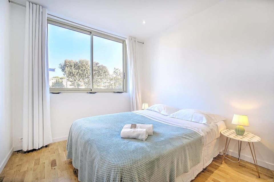 Bed, Living room