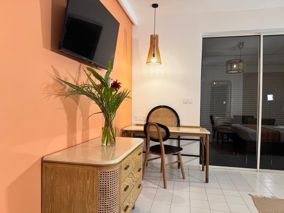 Shower, Toilet, Patio, Staff, Bed, BBQ facilities, Fishing, Game Room, Bathroom, TV and multimedia, View (from property/room), Balcony/Terrace, Kitchen or kitchenette, Fitness centre/facilities, Seating area, Dining area, Hiking, Cycling, Animals, Breakfast, hair dryier, safe, dryer